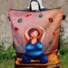 Crossbody kabelko batoh s motivem dámu s dortíky.