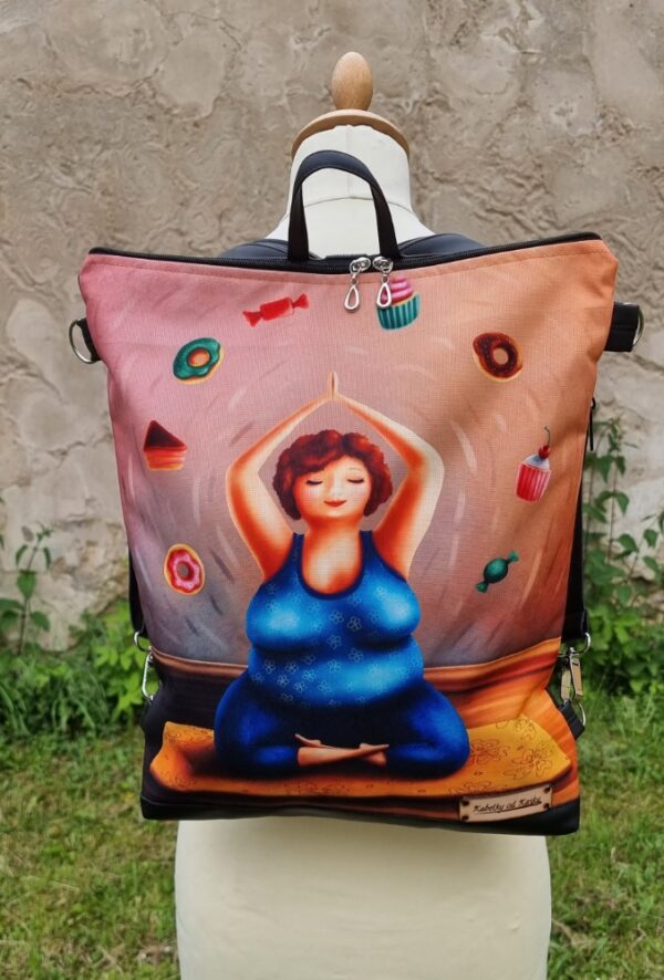 Crossbody kabelko batoh s motivem dámu s dortíky.