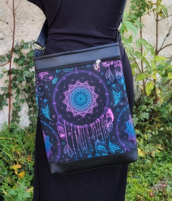 Crossbody kabelka s motivem lapačem snů.