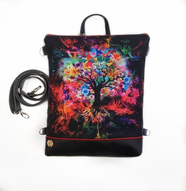 Crossbody kabelko batoh s motivem stromu.