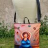 Crossbody kabelko batoh s motivem dámu s dortíky. - Image 3