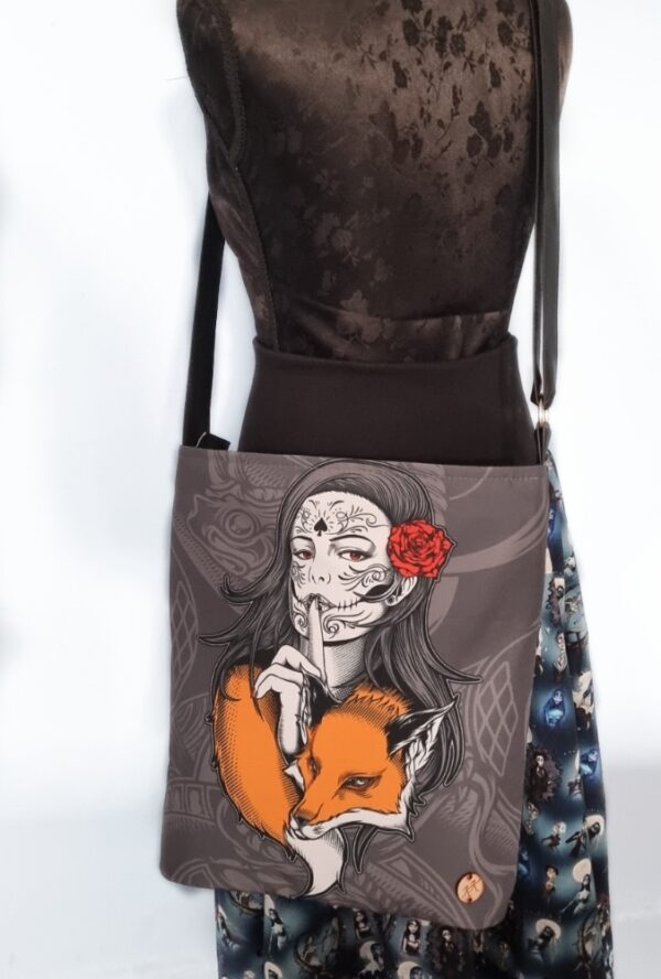 Crossbody kabelka s motivem ženy s liškou.