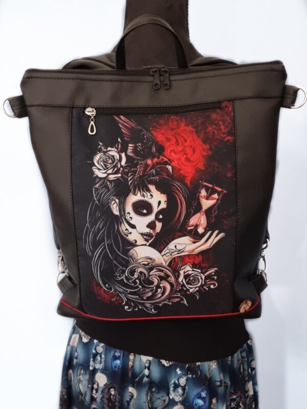 Crossbody kabelko batoh s motivem žena havran a přesýpací hodiny. - Image 2