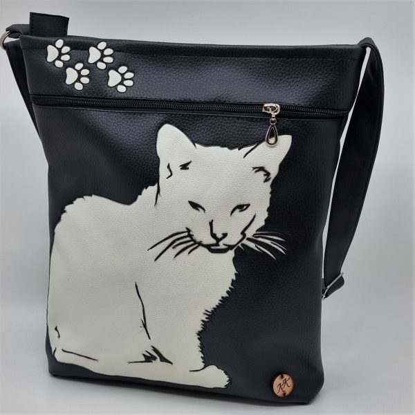 Crossbody kabelka s vyřezávanou aplikací. - Image 3