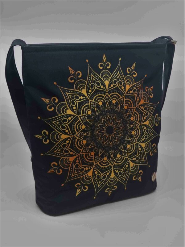Crossbody kabelka s motivem mandaly.
