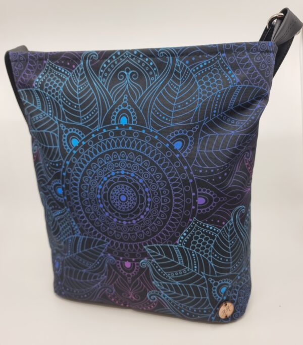 Crossbody kabelka s jemnou mandalou.
