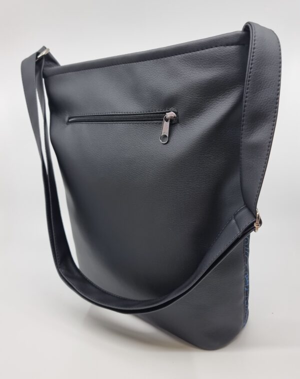 Crossbody kabelka s motivem stromu na tmavém podkladu. - Image 2