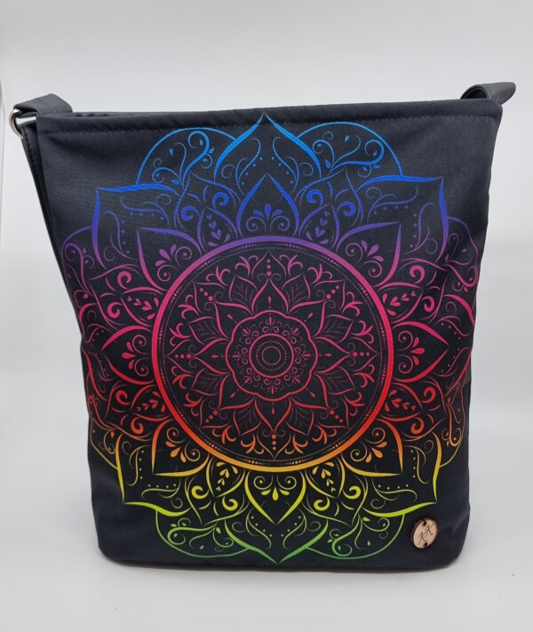 Crossbody kabelka s duhovou mandalou.