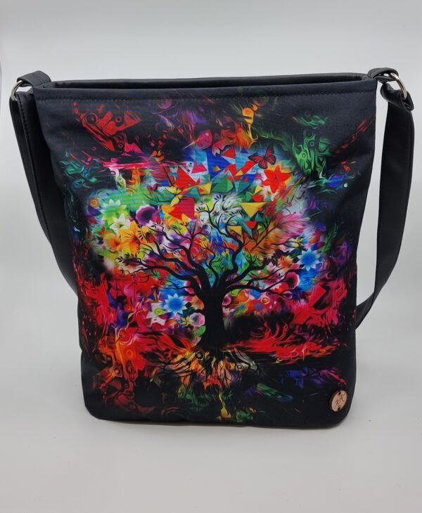 Crossbody kabelka s motivem stromu.