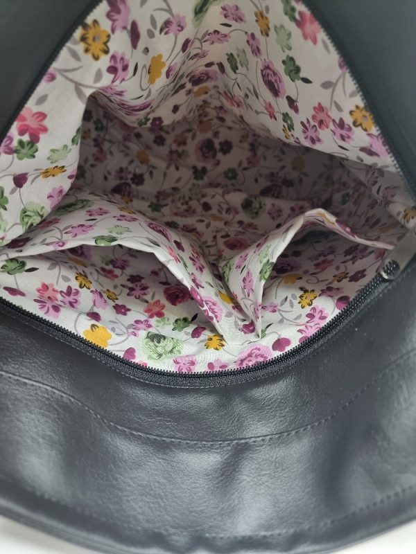 Crossbody kabelka s motivem stromu na tmavém podkladu. - Image 3