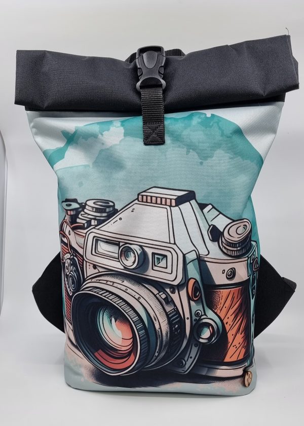 Rolovací batoh s motivem fotoaparátu.