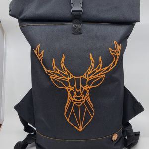 Rolovací batoh s motivem vyřezávané aplikace jelena v oranžové barvě.