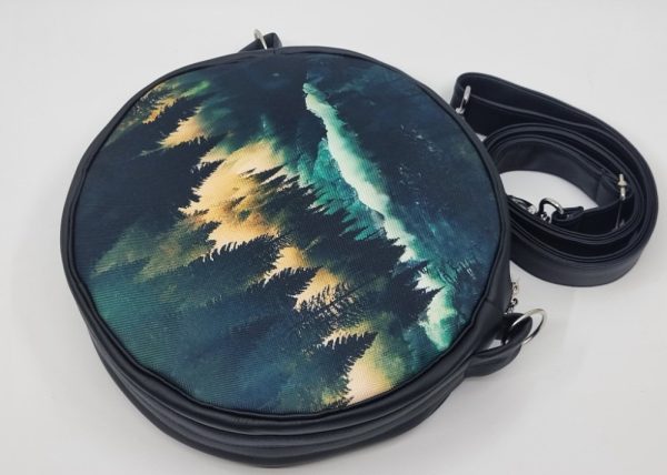 Crossbody kulatá kabelka s lesním motivem. - Image 2