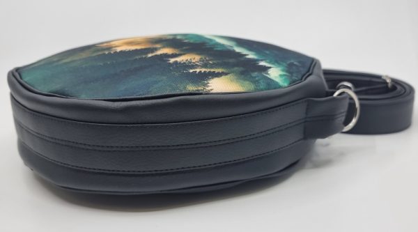 Crossbody kulatá kabelka s lesním motivem. - Image 3
