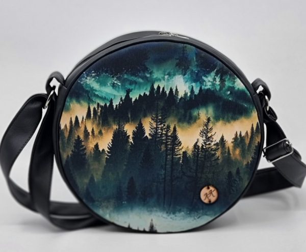 Crossbody kulatá kabelka s lesním motivem.