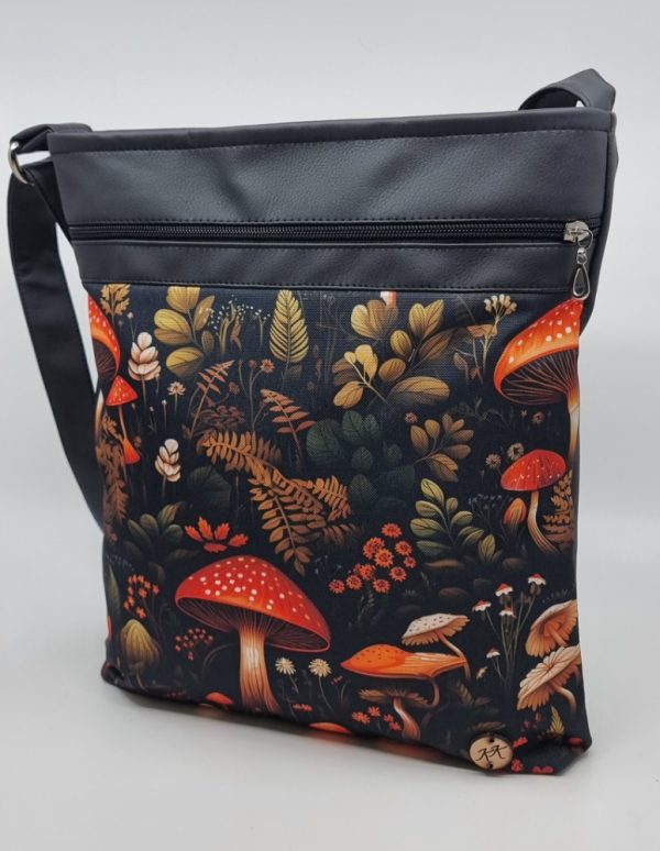 Crossbody kabelka s houbami.