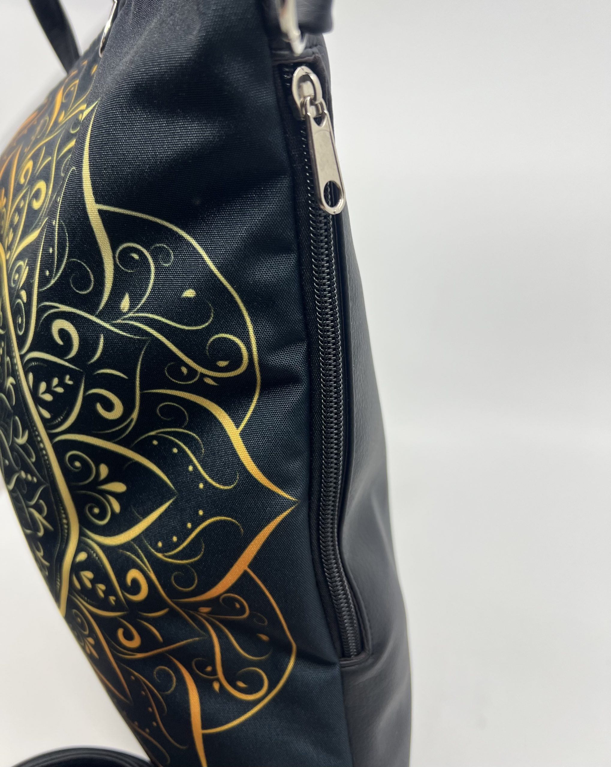 Crossbody kabelko batoh s mandalou. - Image 2