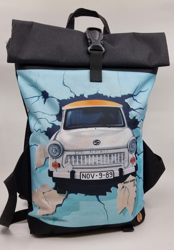 Rolovací batoh s motivem trabanta.