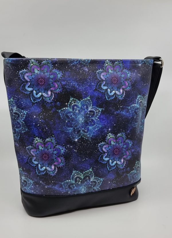 Crossbody kabelka celokoženková s motivem mandal.