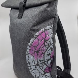 Šedý rolovací batoh s malovanou mandalou.