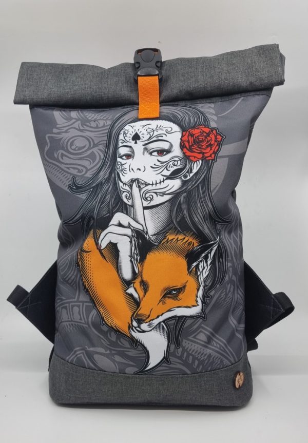 Šedý rolovací batoh žena a liška s oranžovými doplňky.