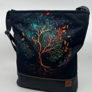 Crossbody kabelka s motivem stromu na tmavém podkladu.