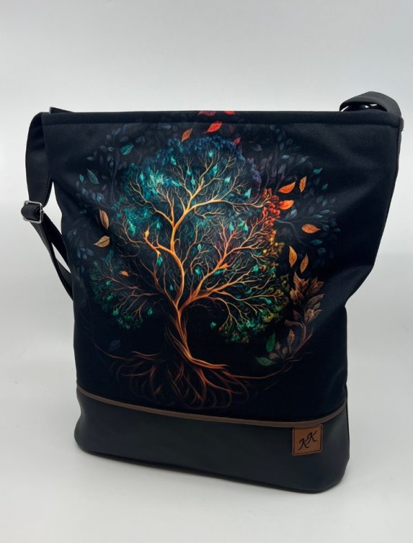 Crossbody kabelka s motivem stromu na tmavém podkladu.