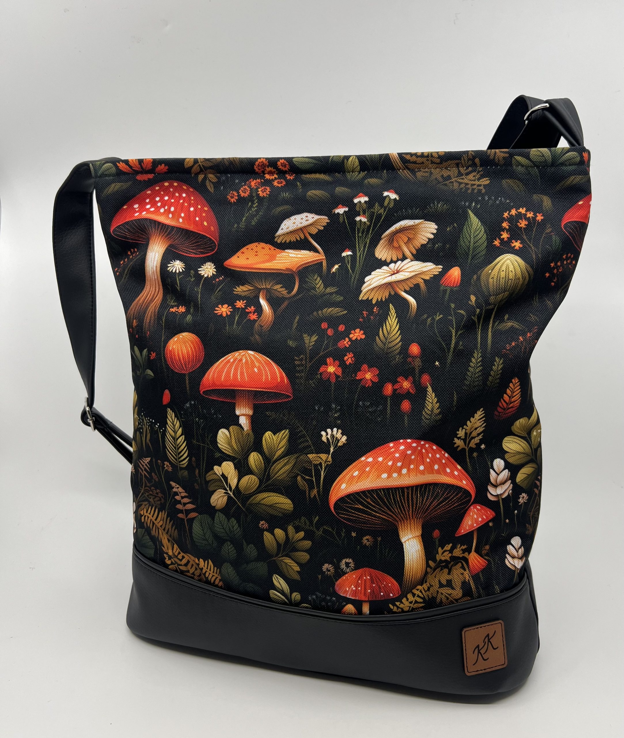 Crossbody kabelka s motivem hub.