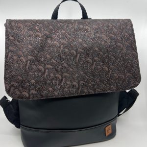 Crossbody celokoženkový  batoh v měděné barvě.