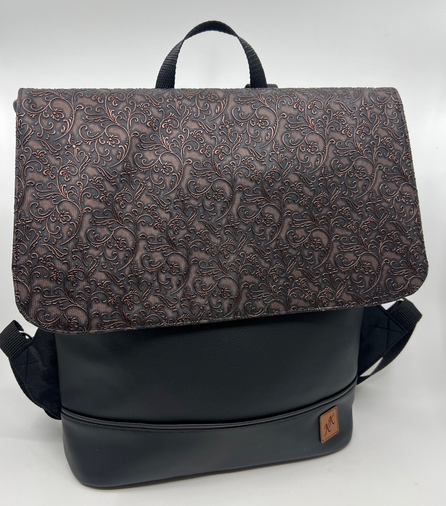 Crossbody celokoženkový  batoh v měděné barvě.