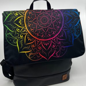 Crossbody batoh s duhovou mandalou.