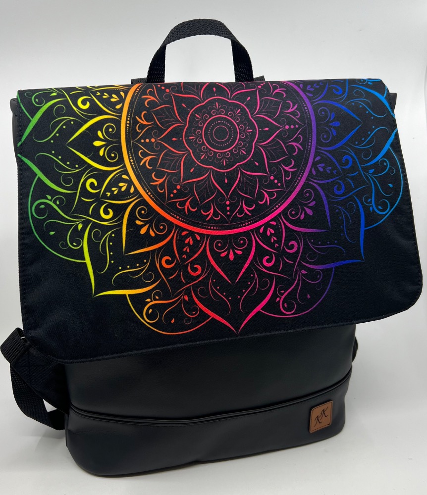 Crossbody batoh s duhovou mandalou.