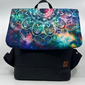 Crossbody batoh s mandalou v tyrkysovém provedení.