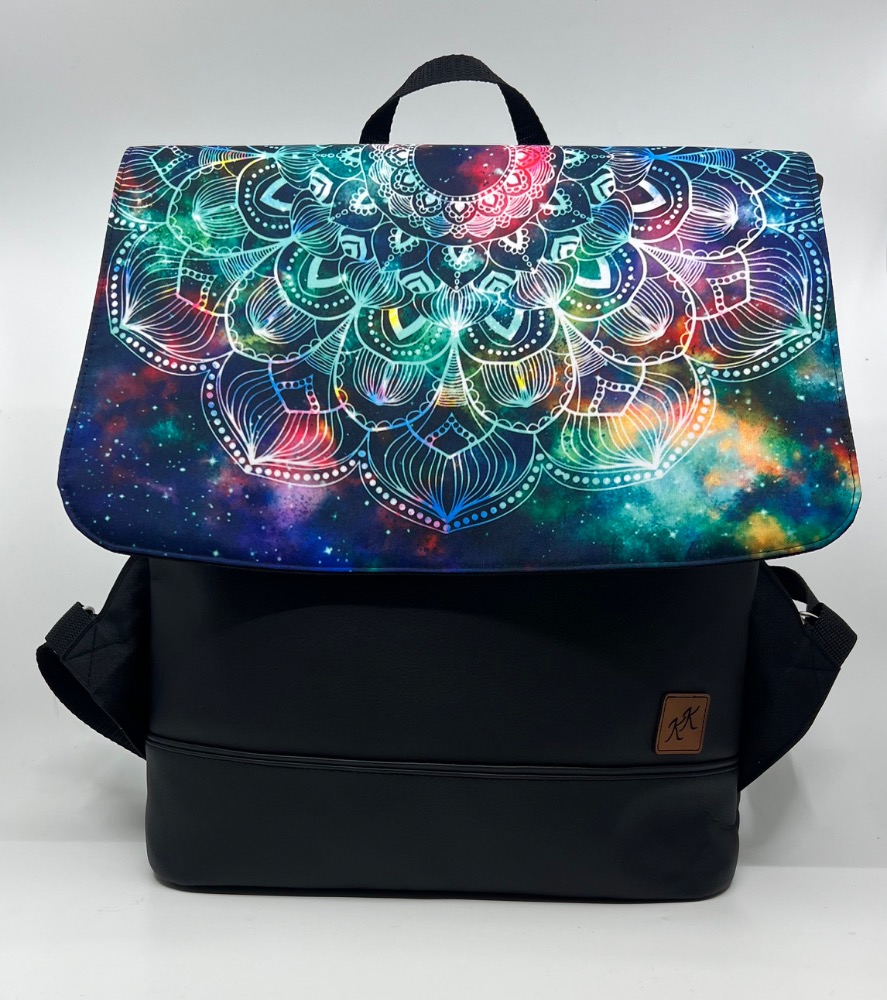 Crossbody batoh s mandalou v tyrkysovém provedení.