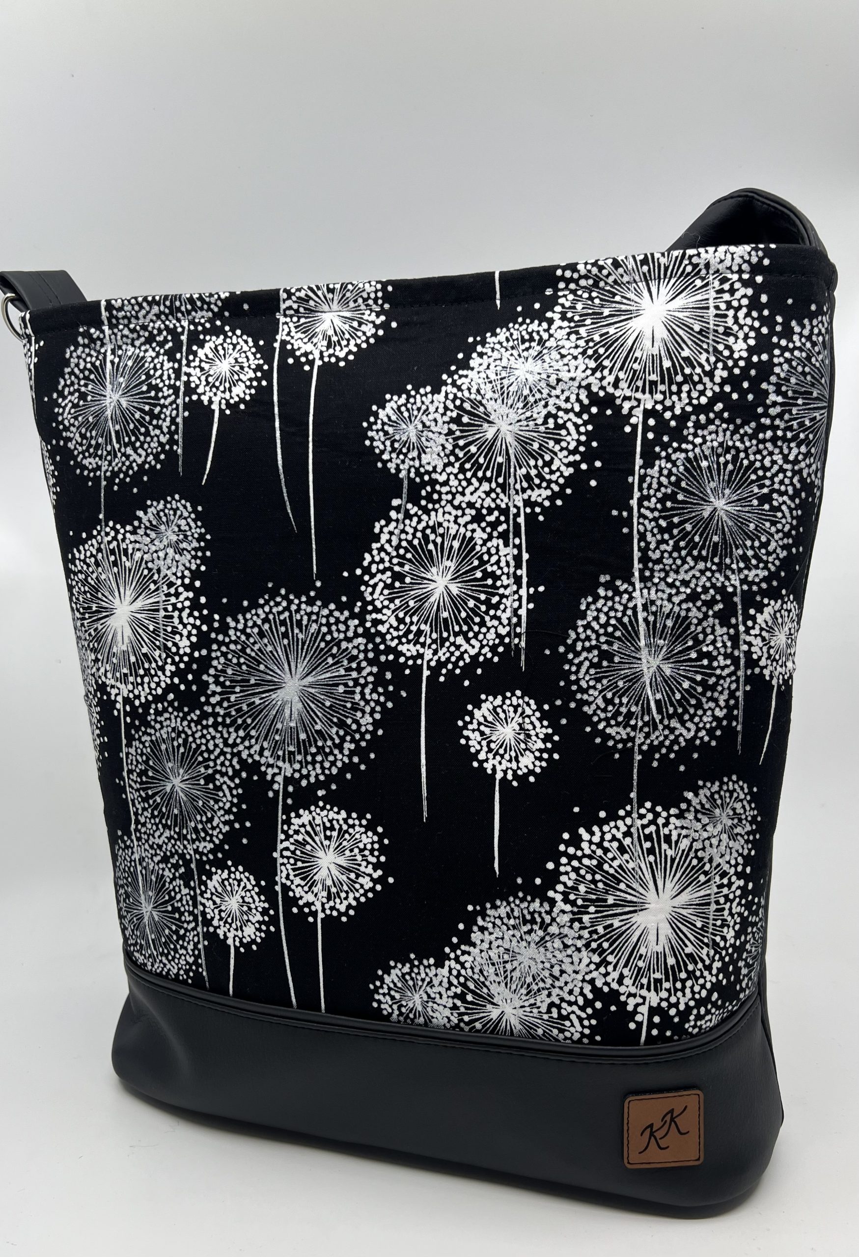 Crossbody kabelka s motivem pampelišek.