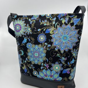 Crossbody kabelka s motivem mandaly ze zlatotiskem.