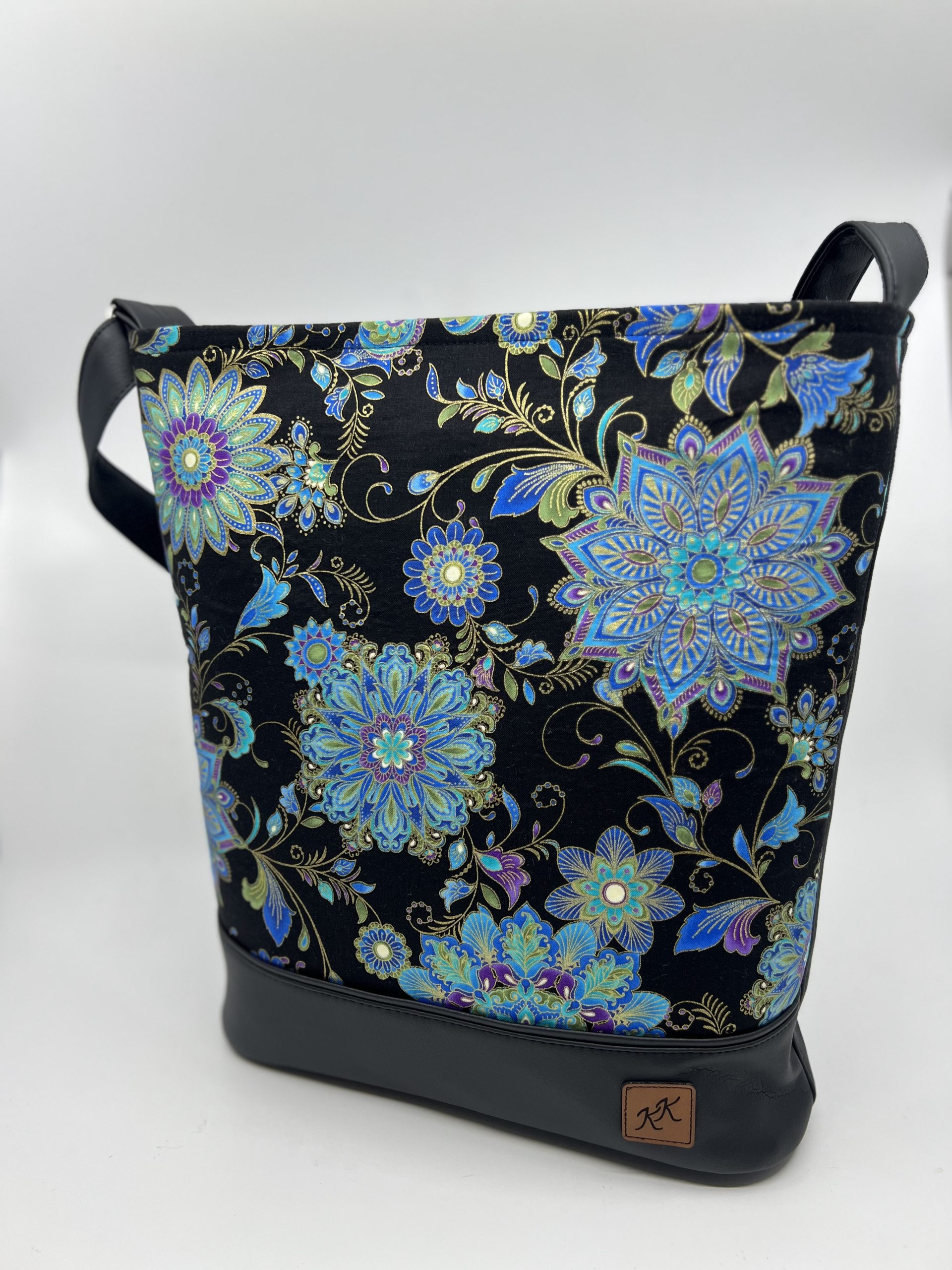 Crossbody kabelka s motivem mandaly ze zlatotiskem.