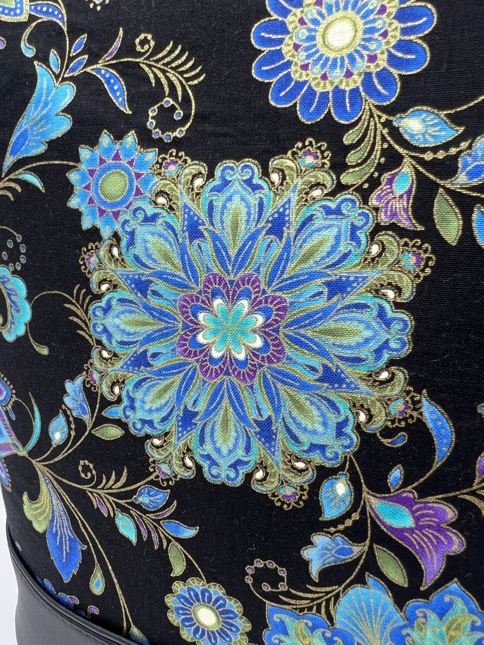 Crossbody kabelka s motivem mandaly ze zlatotiskem. - Image 4