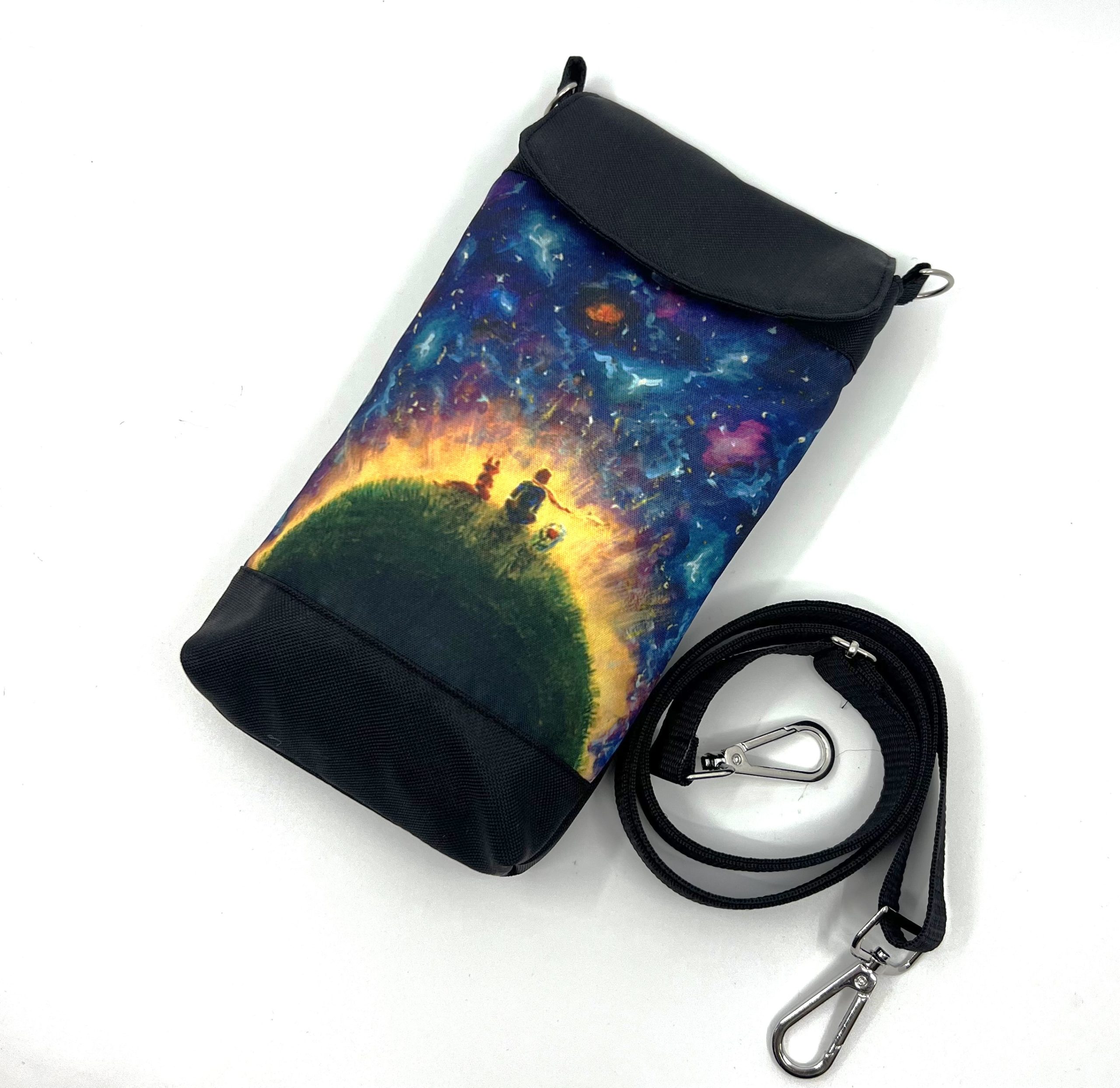 Malá crossbody kabelka s motivem malého prince na planetě.