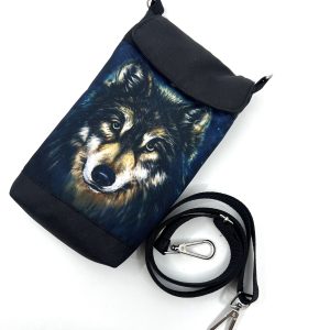 Malá crossbody kabelka s motivem vlka na modrém podkladu.
