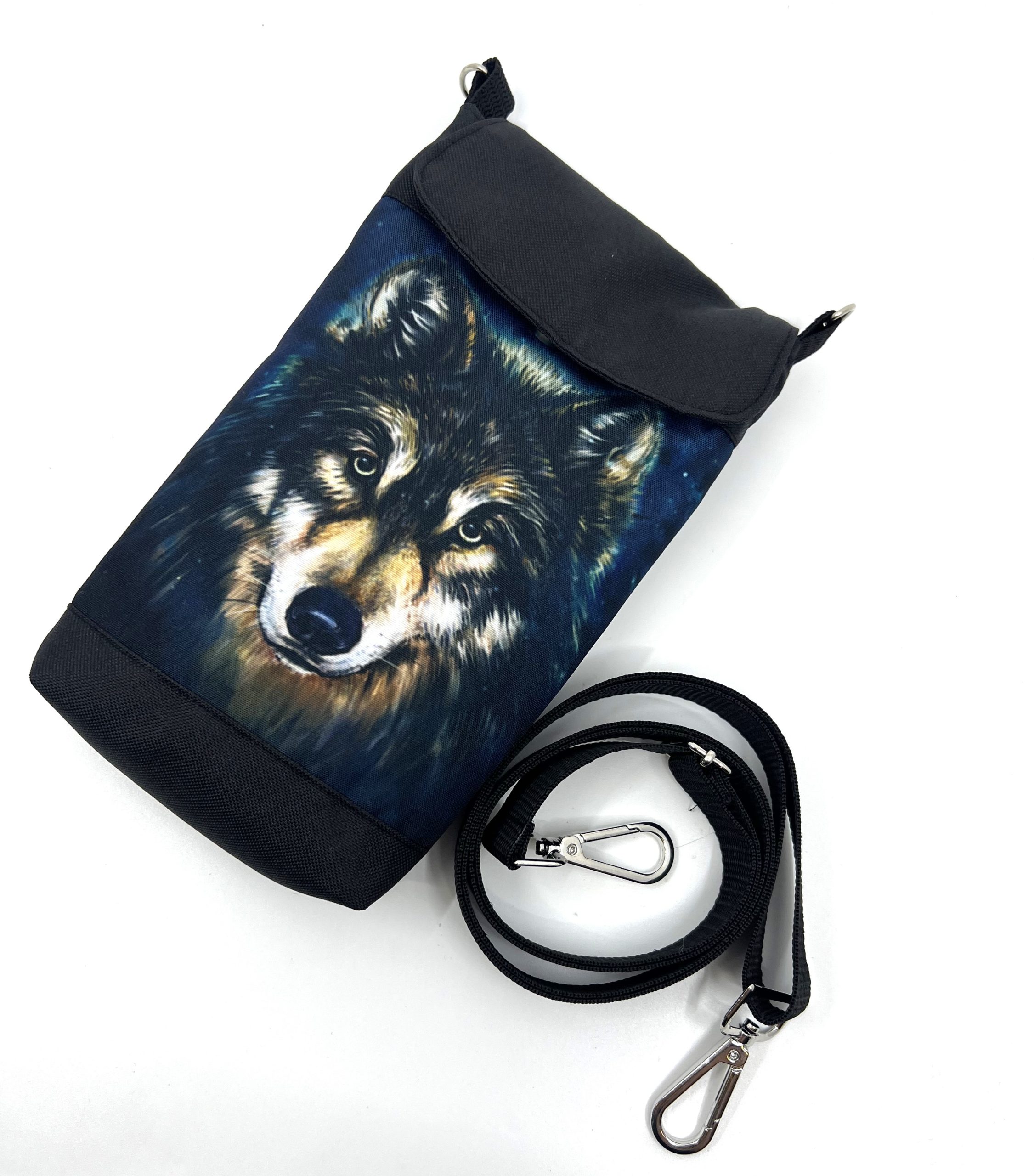 Malá crossbody kabelka s motivem vlka na modrém podkladu.