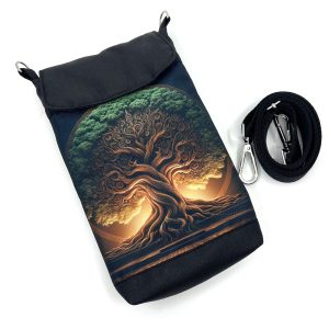 Malá crossbody kabelka s motivem stromu.