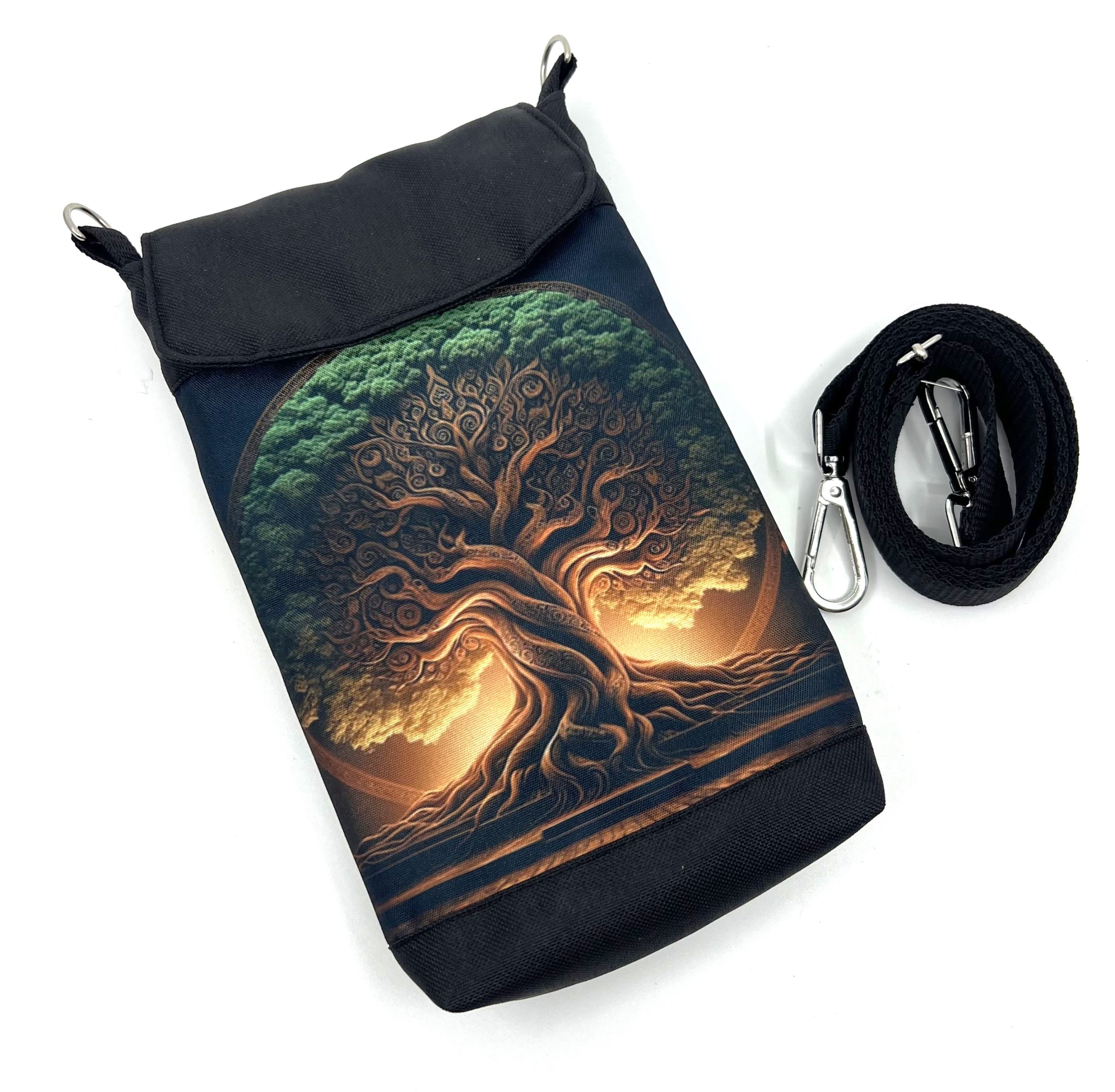 Malá crossbody kabelka s motivem stromu.