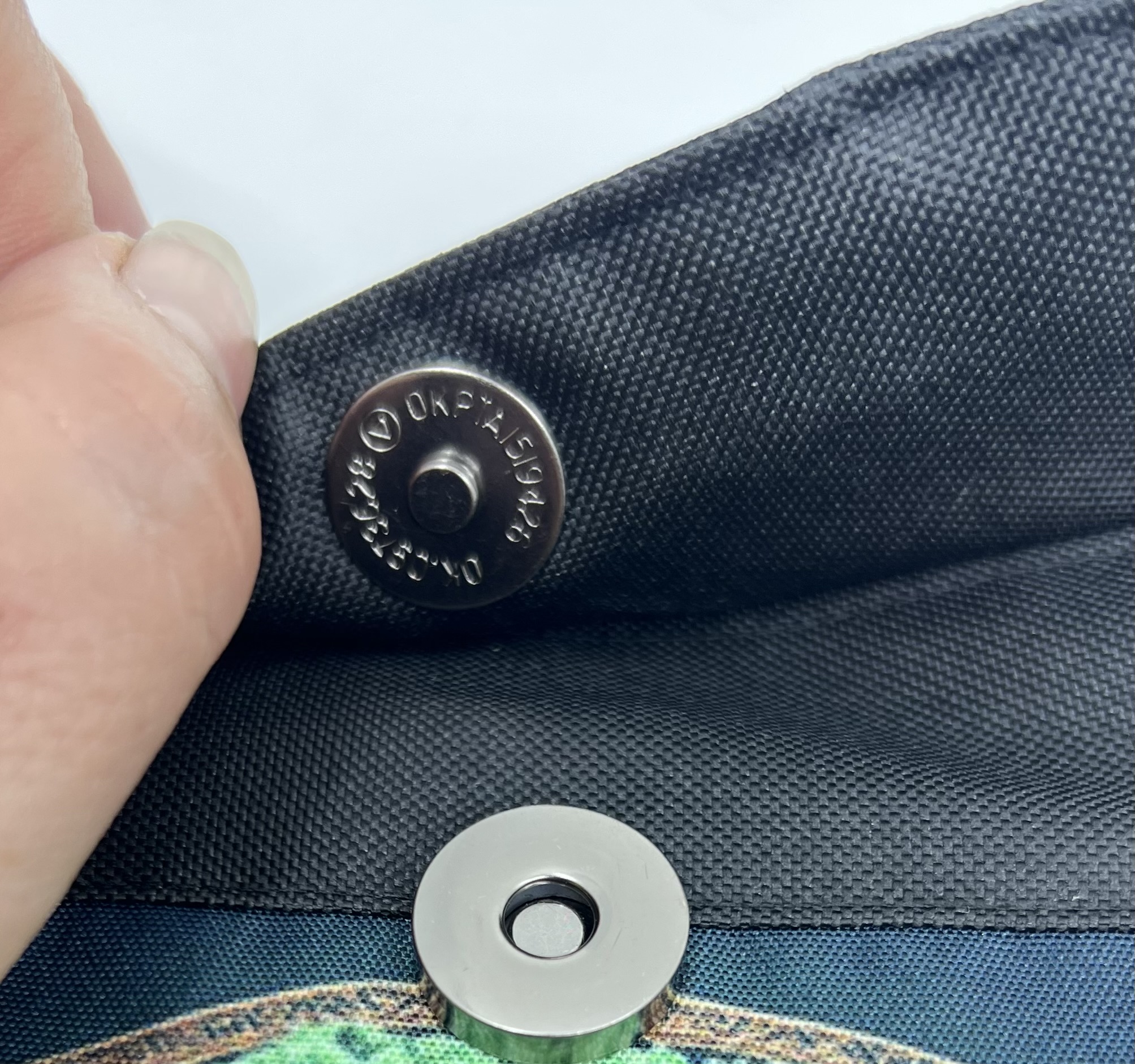 Malá crossbody kabelka s motivem barevného stromu. - Image 2