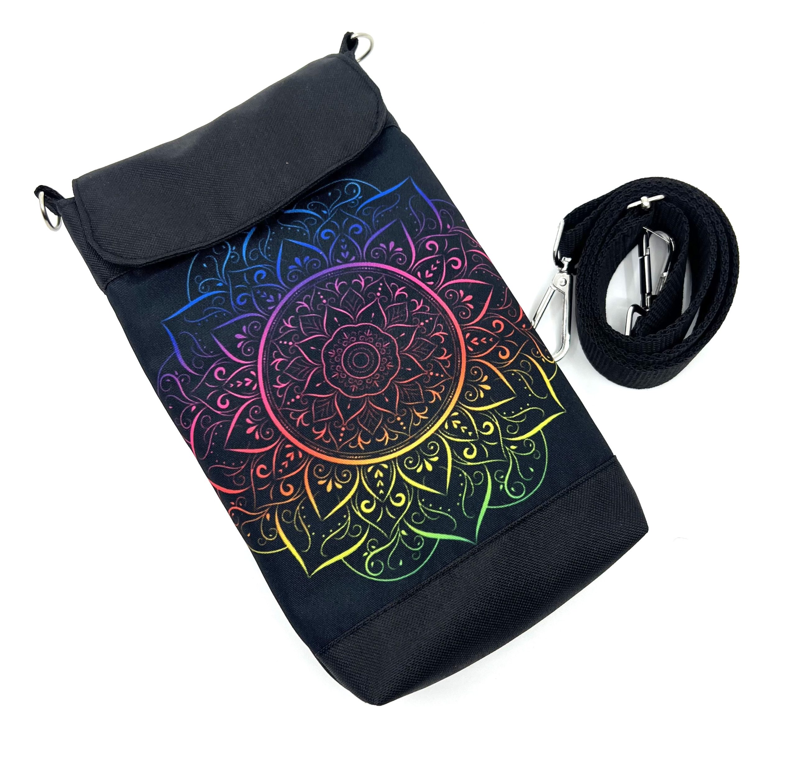 Malá crossbody kabelka s motivem duhové mandaly.