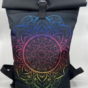 Rolovací batoh s motivem duhové mandaly.