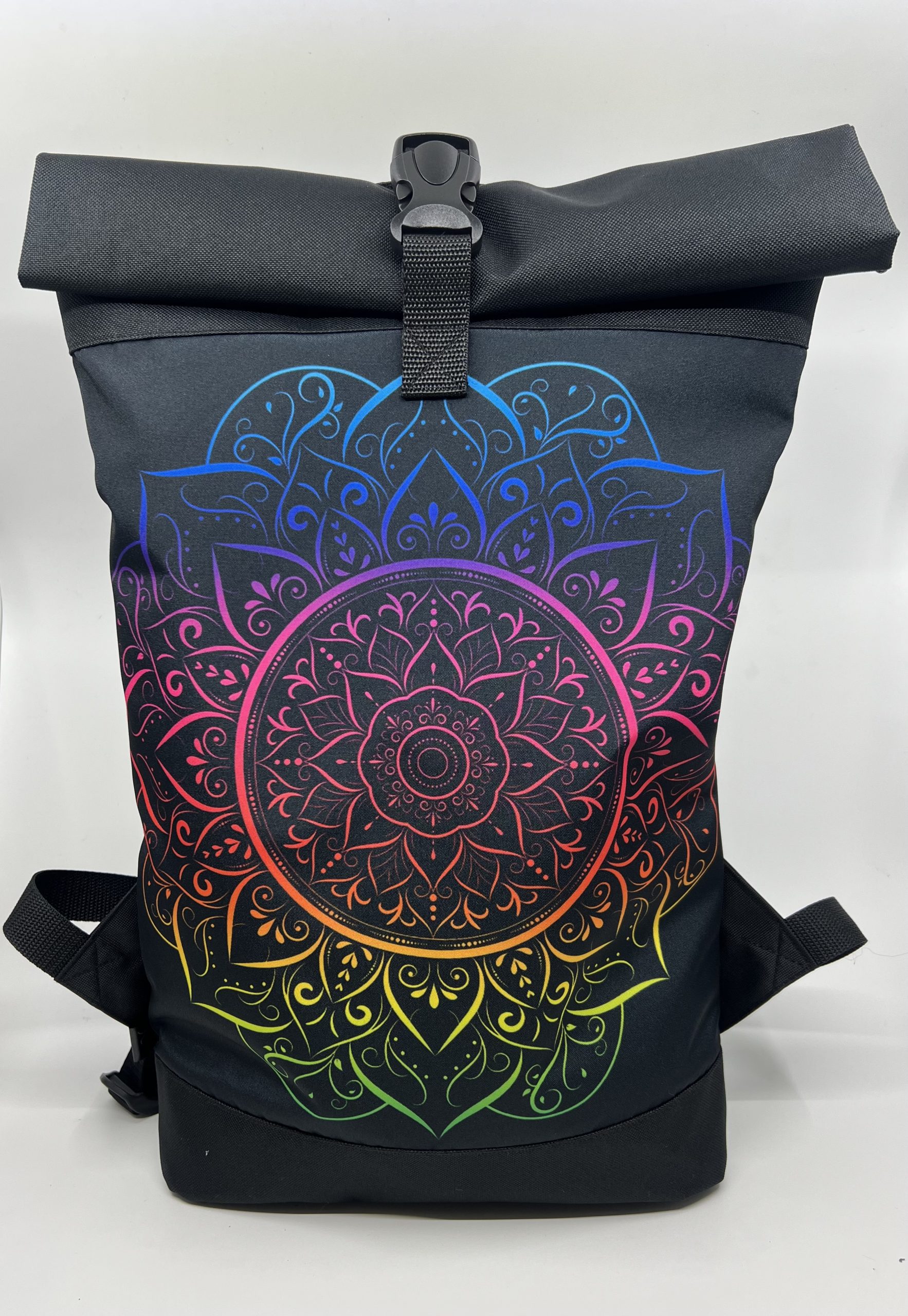 Rolovací batoh s motivem duhové mandaly.