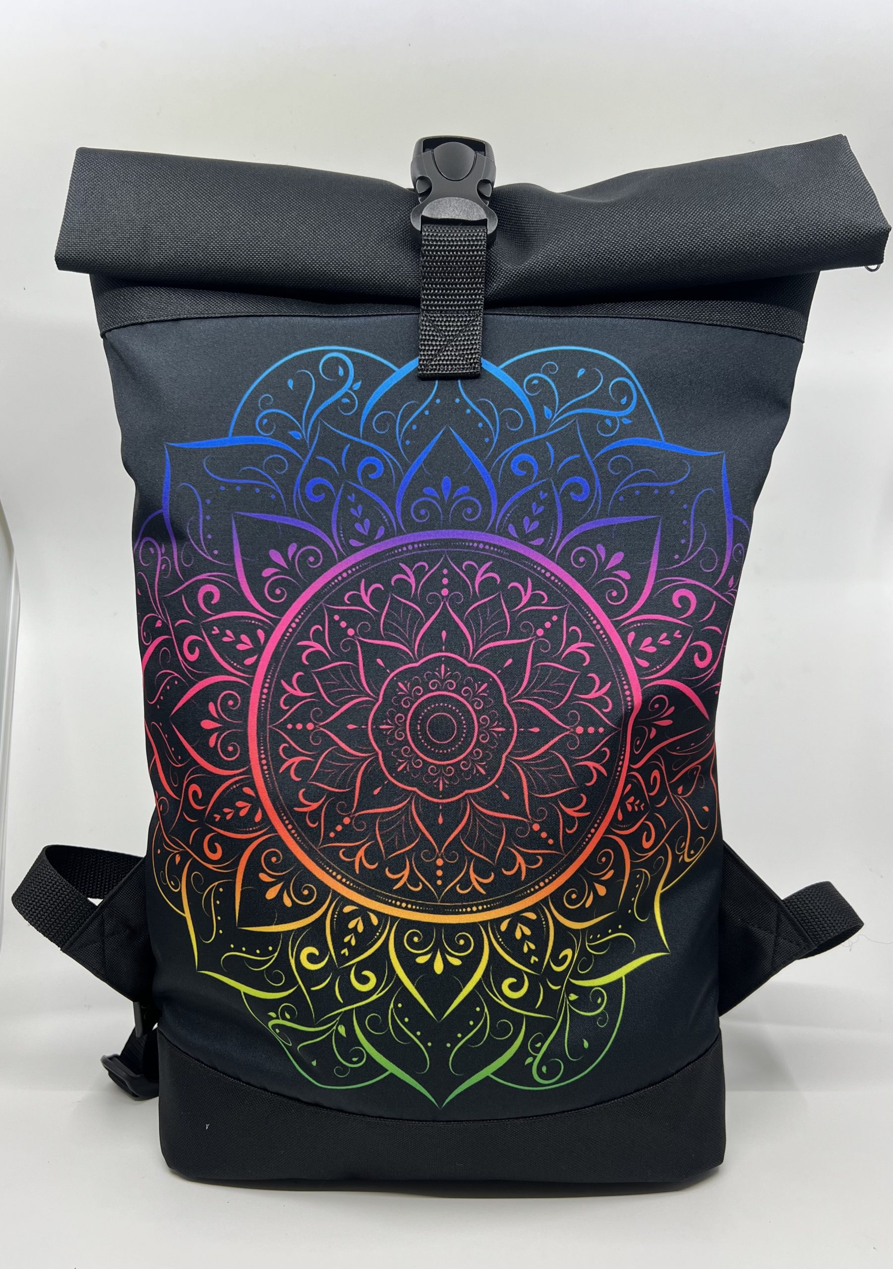 Rolovací batoh s motivem duhové mandaly. - Image 3
