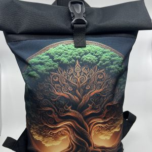 Rolovací batoh s  motivem stromu života s černou kombinací.