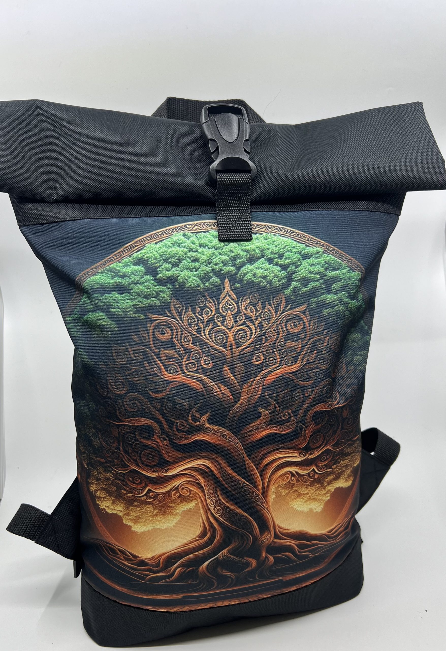 Rolovací batoh s motivem stromu života s černou kombinací.
